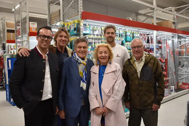 Erfreute Gesichter bei der Eröffnung in Vomperbach. Die Familie Kronthaler mit Daniel Sandner (l.) und Peter Schwärzler (r.) | Foto: Haun