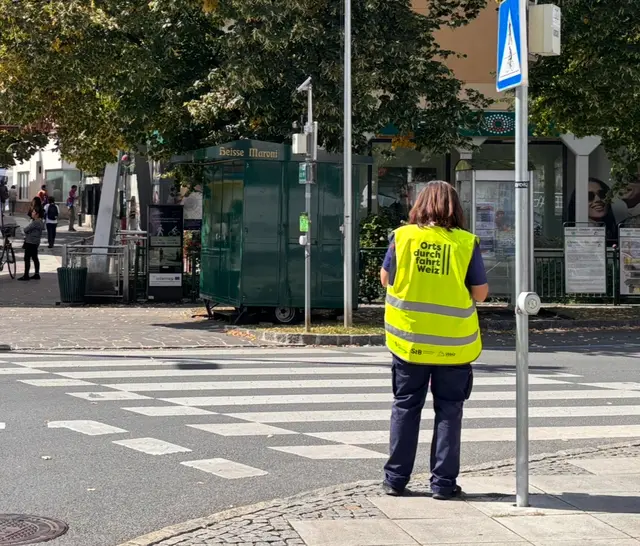 Beim Fußgängerübergang der Weizer Radmannsdorfgasse wird zu Beginn und Ende des Schultags der Zebrastreifen geregelt. | Foto: MeinBezirk/Leonie Herrmann