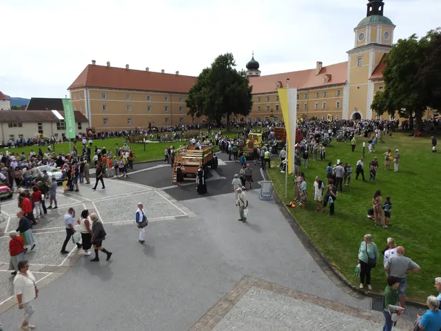 im wunderschönen Hofanger des Chorherrenstiftes machte der Korso einen längern Halt | Foto: MeinBezirk/Franz Putz