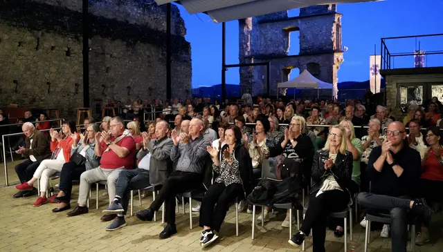 Die Burgruine Obervoitsberg war auch am letzten Eventabend 2025 gut besucht. | Foto: J. Reicher/Stadtgemeinde Voitsberg