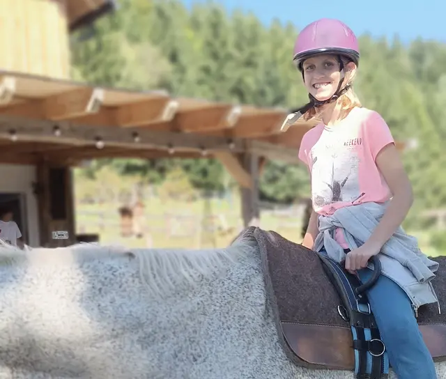 Laura aus Baumgartenberg - Kinder-Reitwoche am Erlebnishof Steinkellnergut gewonnen.  | Foto: Steinkellnergut