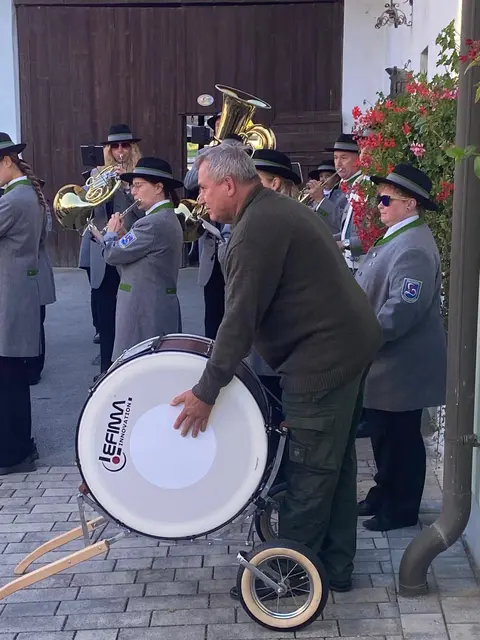 Bgm Trommel: Als Bürgermeister und Mensch gibt Bernhard Karnthaler gerne den Ton an. Hier an seinem Hof an der großen Trommel. | Foto: Marktgemeinde Lanzenkirchen