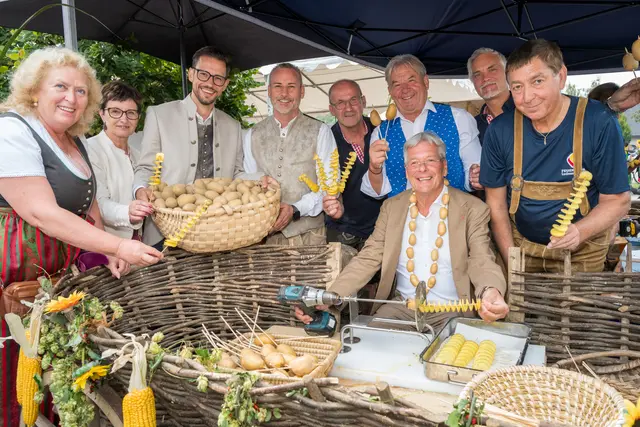 Auch zahlreiche politische Ehrengäste ließen sich das Fest der Kartoffel nicht entgehen. | Foto: Dieter Arbeiter