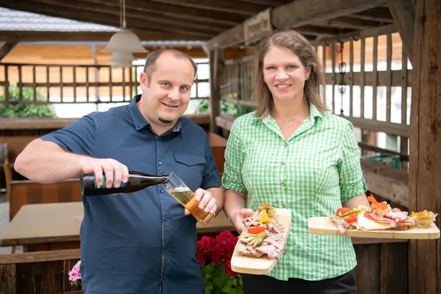 Der Glockerwirt in Alberndorf ist seit 1908 in Familienbesitz. Die Wirtsleute Renate und Markus Reichetseder sind die vierte Generation. | Foto: Glockerwirt