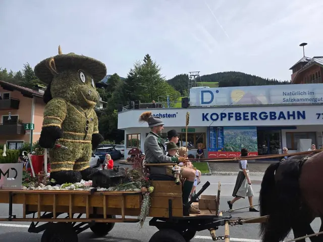 Auch die Feuerwehrjugend Annaberg hat ihr Maskottchen aus Heu gebaut.  | Foto: Daniela Irnberger