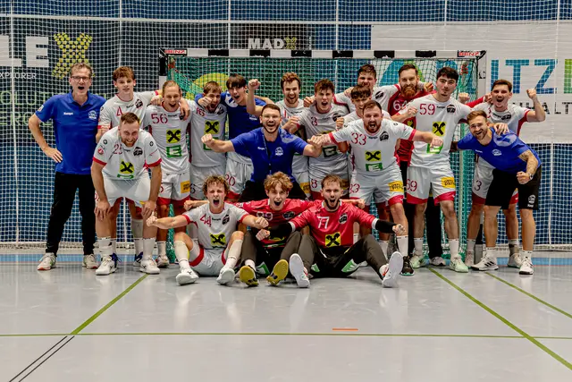 Freude beim Team der Sportunion Leoben nach dem Auswärtssieg gegen Atzgersdorf. | Foto: Robert Edegger