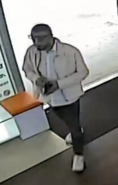 Die veröffentlichten Aufnahmen sollen helfen, den unbekannten Täter zu identifizieren. | Foto: LPD NÖ