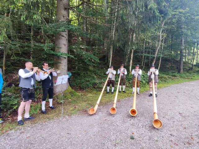 Eine Flügelhorngruppe und die Erpfendorfer Alphornbläser sorgten für die feierliche Umrahmung | Foto: Sigi Baumann