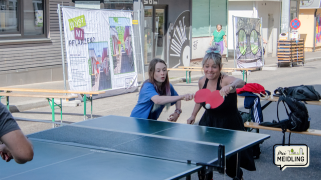Mit vollem Einsatz kämpfen Spielerinnen und Spieler beim Klima-Grätzlfest am Meidlinger Markt um jeden Ball. | Foto: R.Lendl im Auftrag von Tischtennis Hobby Wien