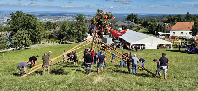 Mit vereinten Kräften wurde der Baum auf der Rosalia aufgestellt. | Foto: Feuerwehr Neustift/Rosalia