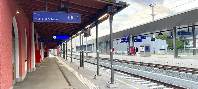 Der Bahnhof Schwaz wurde vor 4 Jahren renoviert bzw. erneuert. Die Infrastruktur vor Ort muss einiges aushalten.   | Foto: Archiv