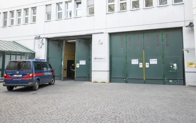 Außenansicht der Justizanstalt Josefstadt in Wien. Hier soll ein Wachbeamter betrunken erwischt worden sein. (Archiv) | Foto: TOBIAS STEINMAURER / APA / picturedesk.com