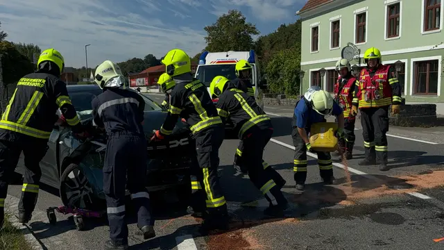 Die Feuerwehren Emmersdorf und Gossam führten die Fahrzeugbergung durch und stellten die verunfallten Fahrzeuge gesichert auf einem Abstellplatz ab. | Foto: DOKU-NÖ