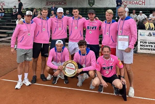 Die Mauthausen-Spieler mit Mannschaftsführer Hannes Pühringer (vorne rechts) sowie Sportchef Andreas Pilsl (hinten rechts) bei der Siegerehrung. | Foto: Union Mauthausen