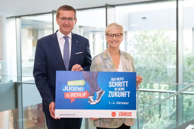 WKOÖ-Präsidentin Doris Hummer und Wirtschafts-Landesrat Markus Achleitner laden zur Messe Jugend und Beruf 2025. | Foto: Foto: Röbl