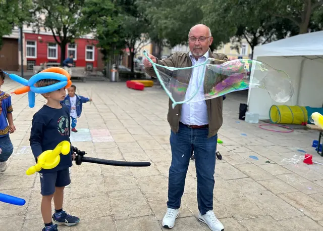 Auch Bezirkschef Peter Jagsch (SPÖ) hatte Spaß beim lustigen Fest für Alt und Jung.  | Foto: BV17