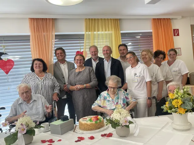Familie Ofner feierte mit den Pflegerinnen des PBZ Gutenstein ihren 75. Hochzeitstag. v.l.n.r. Gustav Ofner, Bgm. Manuela Zak, PD Martin Steininger, Bezirkshauptmann-Stellvertreterin Monika Rauhs, Dr. Michael Wanzenböck, Kaufm. Direktor Wolfgang Friessenbichler, Gertrude Ofner, Dr. Matthäus Wanzenböck, Küchenleitung Tanja Fischer, PBM Michaela Freysinger, PA Gabriela Mitring, HH Jennifer Wilsch  | Foto: PBZ Gutenstein