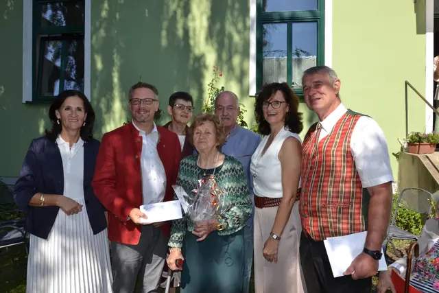 Bürgermeister Clemens Nagel, Ortsvorsteher Peter Ruhs, Geschäftsführender Gemeinderat Johann Lugmayr sowie. Maria List mit Familie. | Foto: Stadtgemeinde Leopoldsdorf