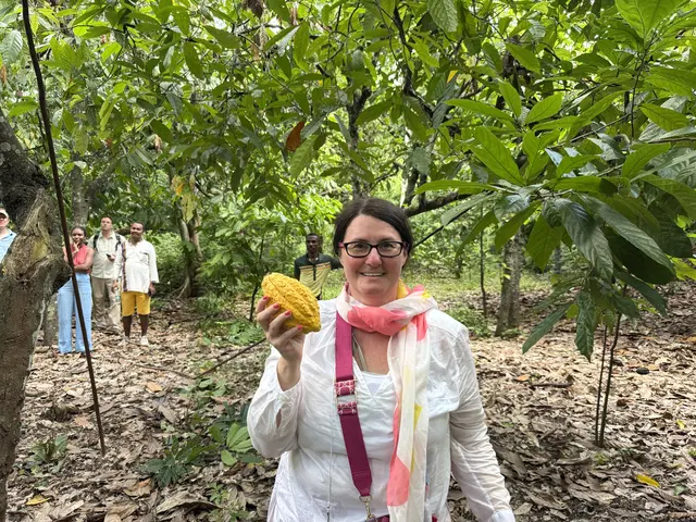 Zurück zum Ursprung: Sandra Spiegel mit einer Kakaofrucht.  | Foto: Spiegel