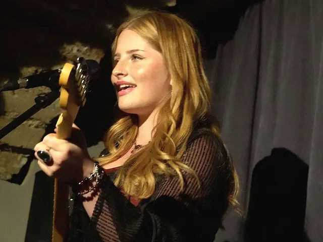 Johanna Sturmann als Leadsängerin Jessy ist auch auf der e-Gitarre gut drauf.