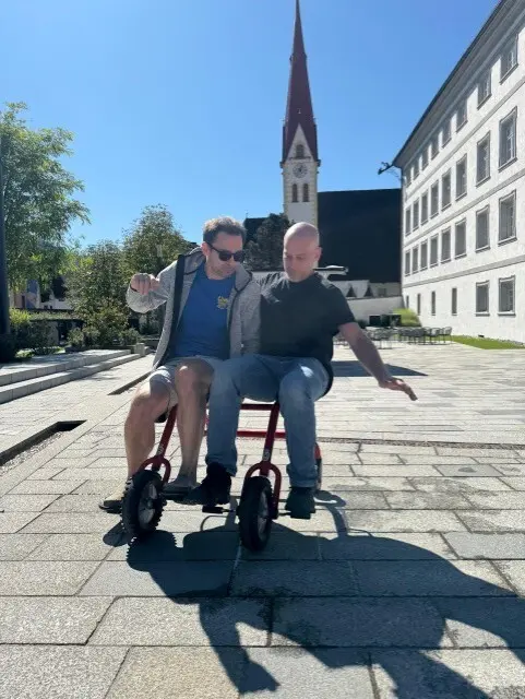 auch Erwachsenen hatten sichtlich Spaß mit der XXL Spielebox | Foto: ClimbingZoo