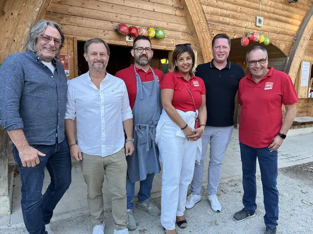 Auf dem Foto, von links nach rechts: Gerhard Hutter, Roland Fürst, Christoph Gausch, Manuela Etzelstorfer, Thomas Hofmann und Herbert Hanzel. | Zahlreiche Gäste lobten die liebevolle Organisation, die vielen Highlights und die aktive Rolle der SPÖ Bad Sauerbrunn.  | Foto: SPÖ Bad Sauerbrunn
