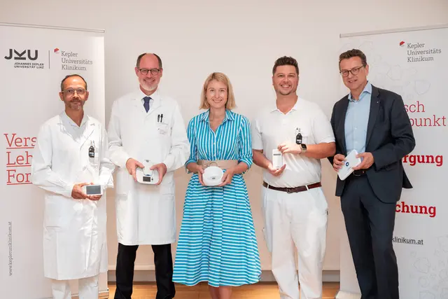 Oberarzt Karim Alexander Saleh und Prim. Prof. Clemens Steinwender - Klinik für Innere Medizin 1 - Kardiologie und Internistische Intensivmedizin am Kepler Universitätsklinikum, Gesundheitslandesrätin LH-Stv.in Christine Haberlander, Dimitri Kwasny-Weiss, - Koordinator für Telemedizin und Telemonitoring an der Klinik für Innere Medizin 1 Kardiologie und Internistische Intensivmedizin am Kepler Universitätsklinikum, Franz Harnoncourt - Geschäftsführer des Kepler Universitätsklinikums (von links) | Foto: KUK/Dominik Derflinger
