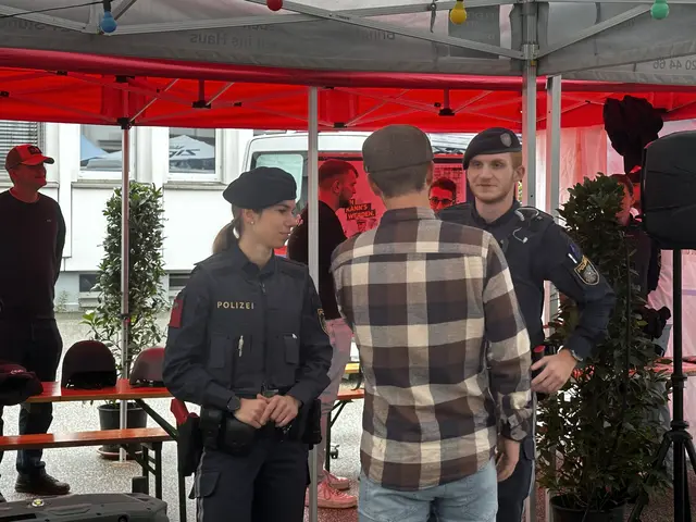 Viel zu sehen und zu erleben: Die Welser Ordnungshüter ließen sich beim Tag der offenen Türe in der Dragonerstraße über die Schultern schauen und luden zu actionreichen Vorführungen. | Foto: MeinBezirk