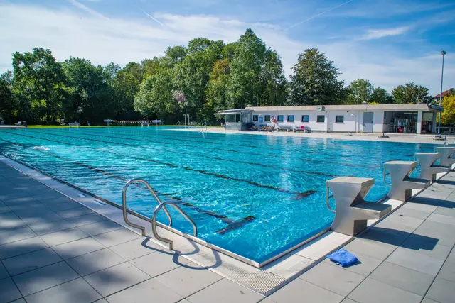 An 110 geöffneten Tagen besuchten heuer insgesamt 17.000 Gäste das Freibad in Traun und damit weniger als im Vorjahr. | Foto: Stadtarchiv Traun