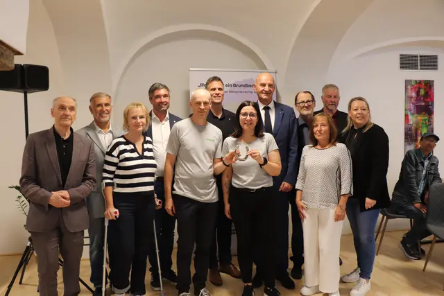 Ernst Huber, Martin Gschwandner, Gerlinde Mayer, Bürgermeister Peter Schobesberger, Stefan Hindinger, Bezirkshauptmann Johannes Beer, Tageszentrumsleiterin Eva Schwarz, Landesrat Christian Dörfel, Hans Übleis, Margit Mayrhauser, Manfred Binder und Katja Eder (v.l.) bei der Eröffnung. 