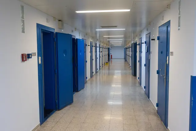 Der Mann wurde nach seinem Tagdienst vom Nachtdienst betrunken in der Anstaltsküche aufgefunden. Das noch größere Problem war, dass er den Schlüssel für die Hafträume verbotenerweise bei sich hatte. (Archiv) | Foto: Juerg Christandl / KURIER / picturedesk.com