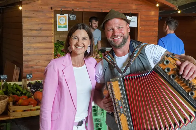 Livemusik beim Stadlmarkt sorgte nicht nur bei Bürgermeisterin Birgit Petross für Begeisterung. | Foto: Marktgemeinde Vösendorf