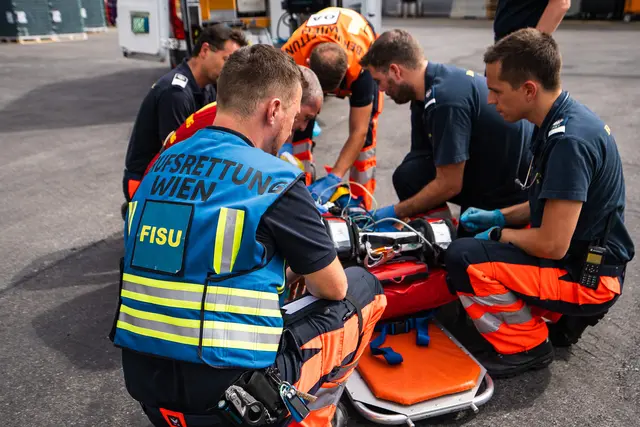 Die Berufsrettung musste die Frau mit lebensgefährlichen Verletzungen in eine Klinik bringen. (Symbolbild) | Foto: Berufsrettung Wien