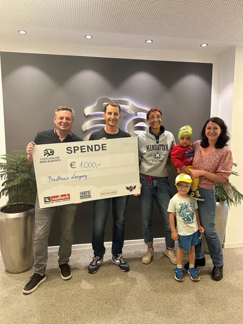 Vlnr.: Kornel Grundner, Hubert Eberhard mit Marcella Staberg vom Badhaus Leogang. | Foto: LBB