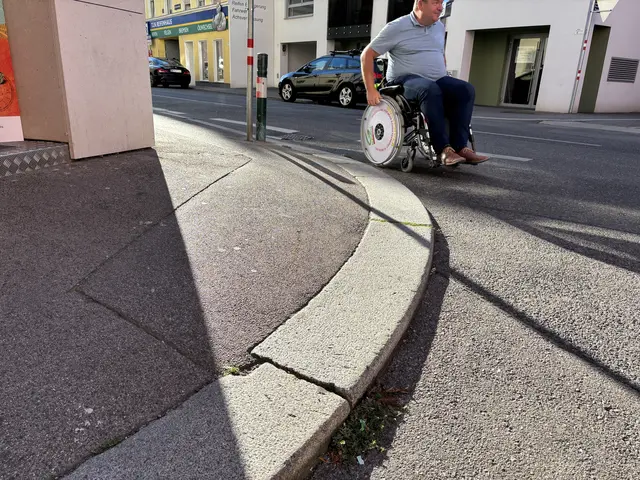 Entlang der Arndtstraße ist es nicht immer einfach für Rollstuhlfahrerinnen und -fahrer. | Foto: Michael Marbacher/MeinBezirk
