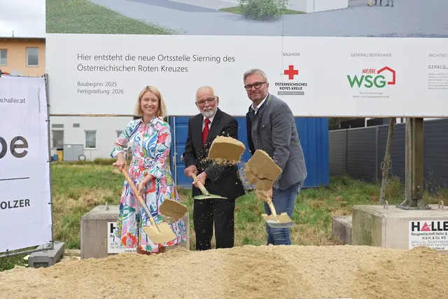 Gesundheitslandesrätin, LH-Stellvertreterin Christine Haberlander, Rotkreuz-Ortsstellenleiter Herbert Kain und Rotkreuz-Landesgeschäftsleiterstellvertreter Thomas Märzinger beim Spatenstich für den Ortsstellenneubau in Sierning. (v.l.)
 | Foto: Land OÖ./Kauder