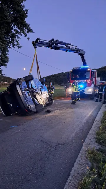Der Pkw kam in einer Rechtskurve links von der Fahrbahn ab und überschlug sich. | Foto: Feuerwehr Rohr