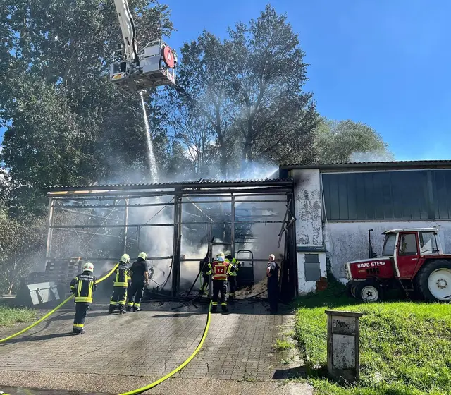 Im Nebengebäude der Reithalle war am Samstag, dem 6. September ein Brand ausgebrochen. | Foto: FF Klosterneuburg Kierling