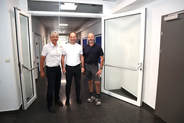 Direktor Dietmar Auckenthaler, Sprengelobmann Bgm. Markus Zijerveld und Gebäudewart Wolfgang Süß freuen sich über das gelungene Werk.
 | Foto: Foto: Arnold