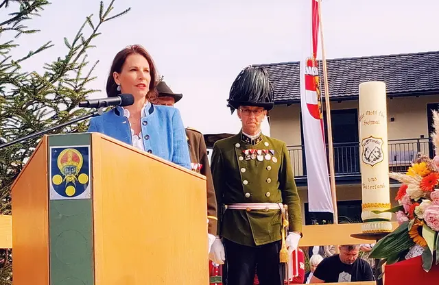 Landeshauptfrau Karoline Edtstadler und Hauptmann Herbert Wallmann. | Foto: Josef Wind
