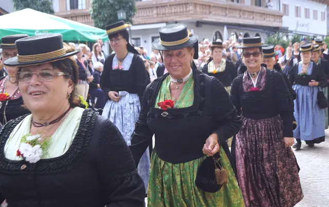 Auch die Bad Vigauner Trachtenfrauen rückten aus. | Foto: Josef Wind