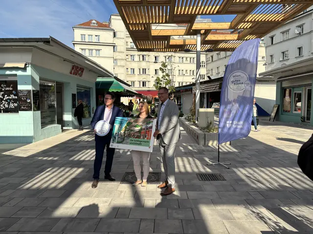 Klimastadtrat Jürgen Czernohorszky (SPÖ), Vizebürgermeisterin Bettina Emmerling (Neos) und Bezirksvorsteher Georg Papai (SPÖ; v.l.) haben den umgestalteten Schlingermarkt offiziell eröffnet. | Foto: Luise Schmid/MeinBezirk