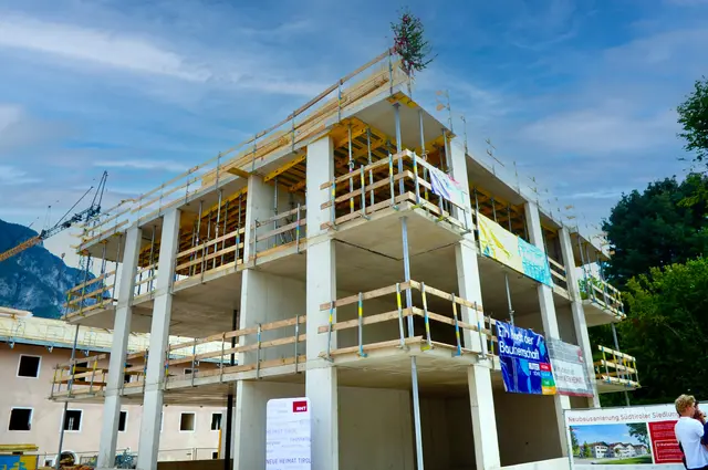 Die Südtiroler Siedlung in Kematen wächst weiter. Am Montag den 8. September wurde Firstfeier gefeiert.  | Foto: Hassl