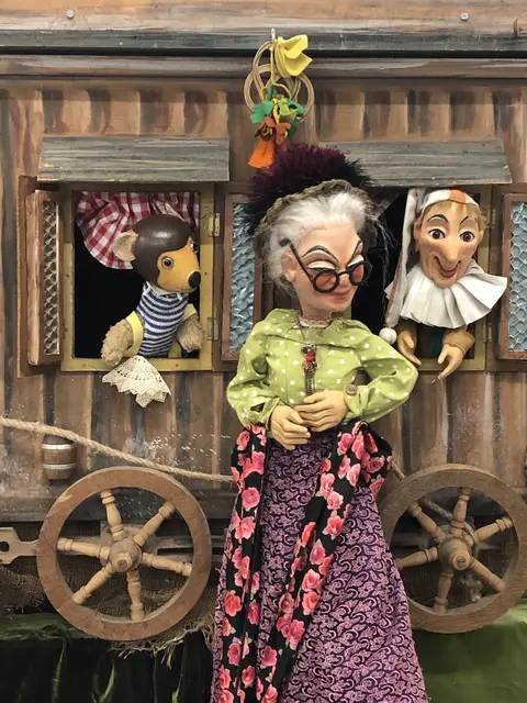 Das Puppenduo feiert am 20. September in der Urania seinen Geburtstag. Auch die Großmutti ist natürlich mit dabei.
 | Foto: Kasperl und Pezi GmbH
