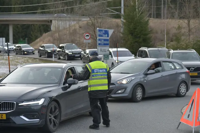 Seit Ende April wurden von den Kontrollorganen stolze 238.100 Fahrzeuge wieder zurück auf die B179 Fernpassstraße geschickt. | Foto: Zoom Tirol