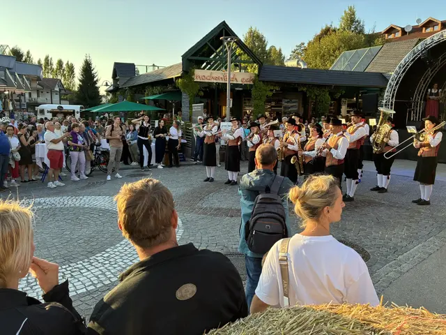 Für die musikalische Umrahmung sorgten die Musikkapelle Möchling Klopeinersee, MGV-Turnersee, Jagdhornbläsern Jauntal und Swing Train. | Foto: Südkärnten