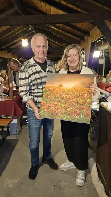 Anita Greiner und Kunstmaler Mario Würstl und ihrem Gewinn.  | Foto: ÖVP Frauen Engelhartszell