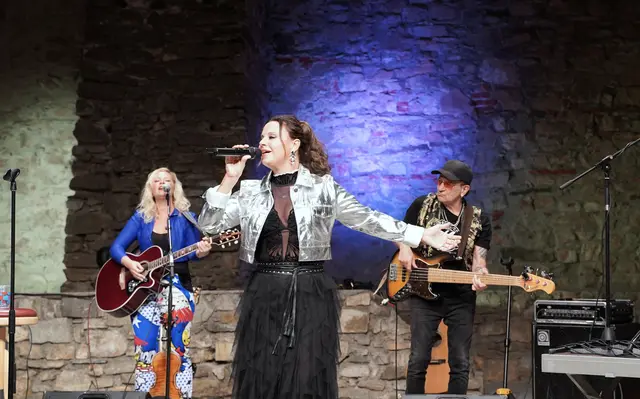 Katharina Straßer sorgte mit ihrer Austropop-Zeitreise für glückliche Gesichter auf Burg Obervoitsberg. | Foto: J. Reicher/Stadtgemeinde Voitsberg