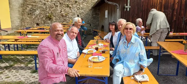 Eine gute Zeit hatte nicht nur Dechant Lawrence Pinto (li.). Zahlreiche Gäste feierten ein geselliges Pfarrfest. | Foto: Sabine Kahle