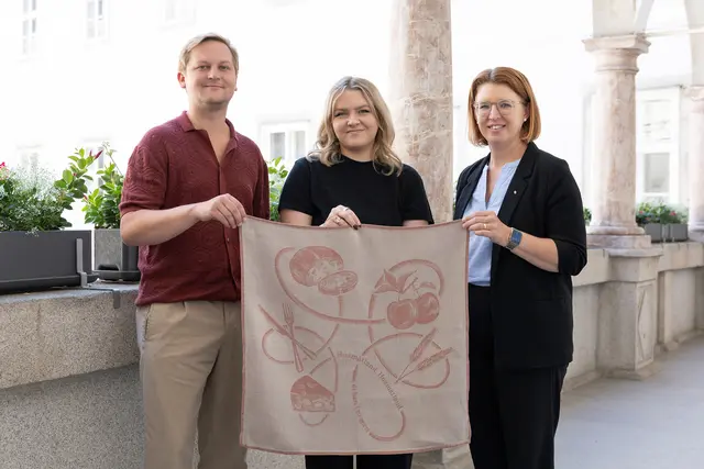 v. l.: Jakob Leitner von der Weberei Leitner Leinen, Sofie Kerbl und Genussland-Obfrau Michaela Langer-Weninger | Foto: Land OÖ/Margot Haag